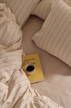 Ellos Home Påslakanset Elly Thin Stripe i återvunnet halvlinne 2 eller 3 delar