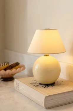 Globen Lighting Portabel Bordslampa Iris 16 Butter yellow