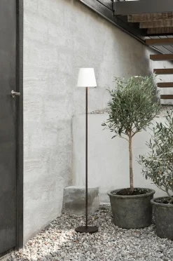 watt & VEKE Golvlampa Tyra portabel